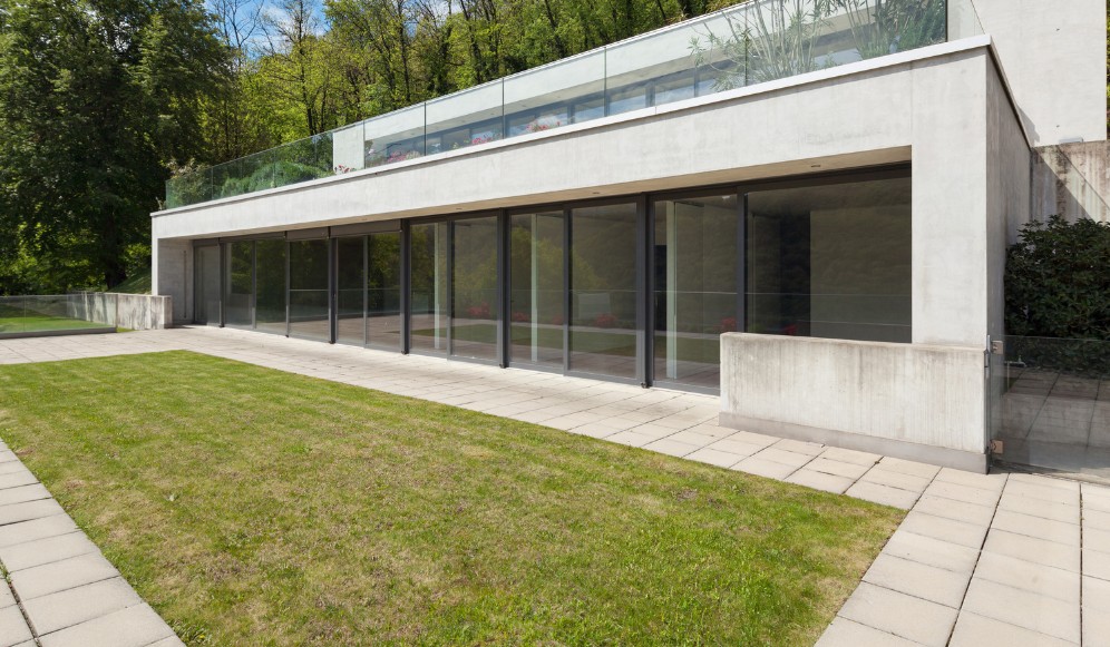 Terraza de vivienda moderna en pavimento de hormigón de gran formato junto al césped — Toledo