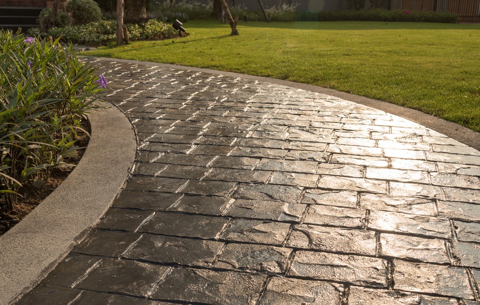 Textura de hormigón impreso molde adoquín en sendero de jardín — Toledo