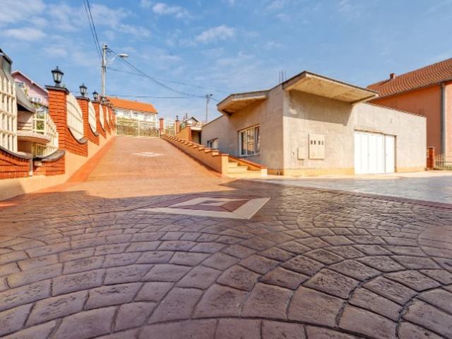 Hormigón impreso molde adoquín en abanico, tono teja, en calle privada de cocheras — Mora, Toledo