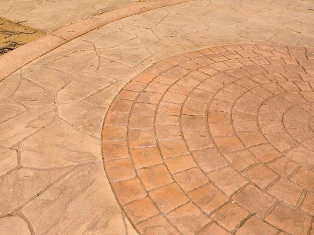 Patio de hormigón impreso con rosetón circular central y molde piedra en tono arena — Sonseca, Toledo