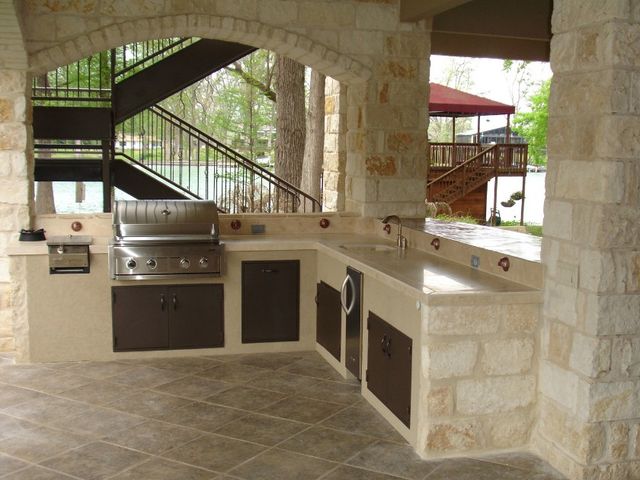 Cocina exterior con paredes revestidas en piedra impresa